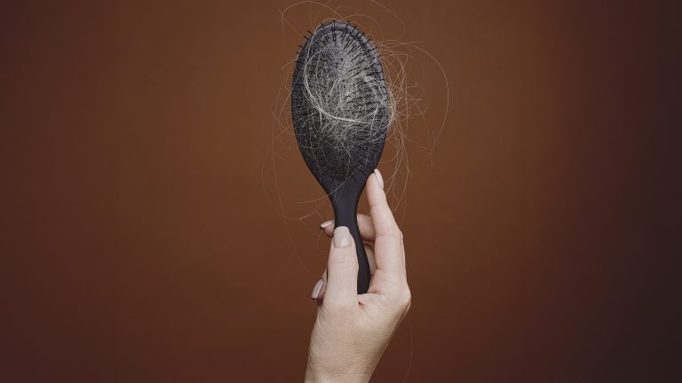 Queda de Cabelo: quando o corpo fala pelos fios