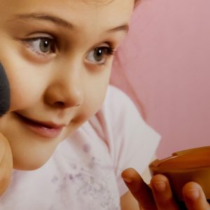 Entenda os riscos da maquiagem precoce, os cuidados ideais com a pele infantil e como orientar o uso com equilíbrio e responsabilidade.