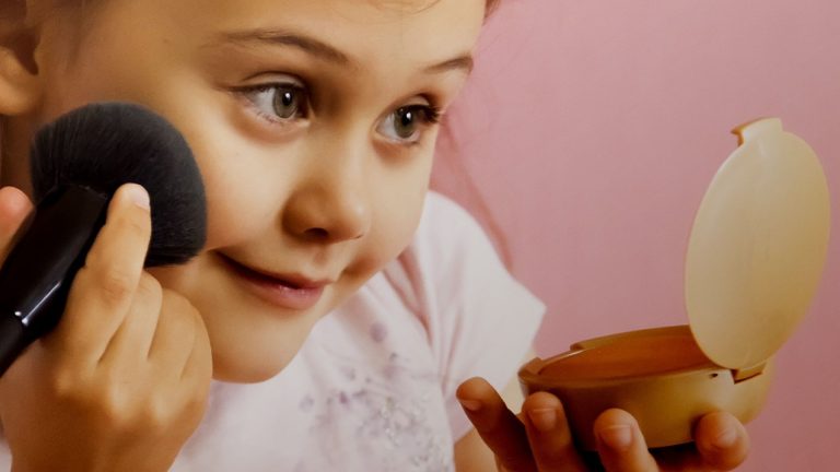 A pele infantil e o uso precoce de maquiagens: o que os pais precisam saber